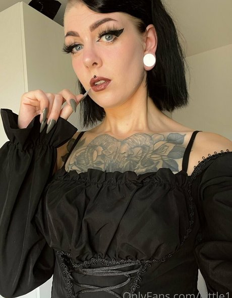 liittle1 pretty model picture