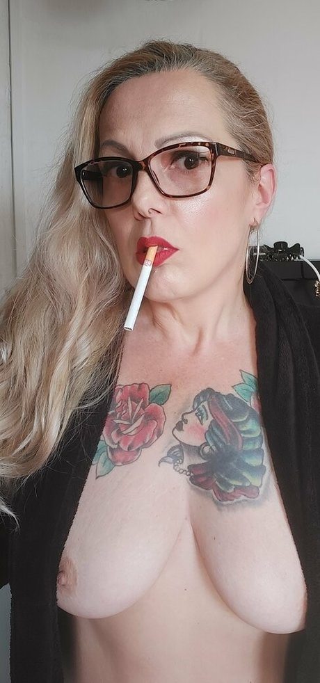 lady smoker queen erotic model pictures