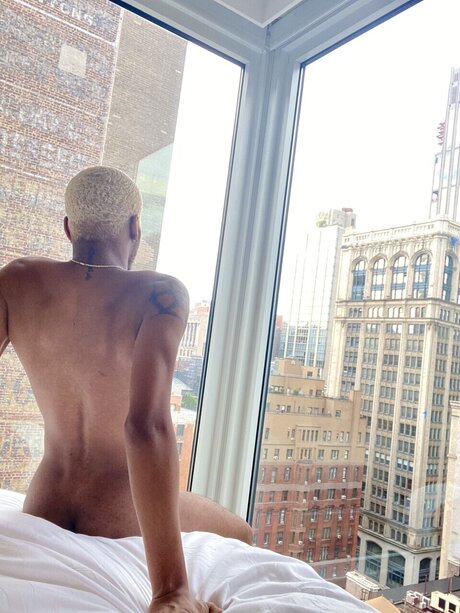 GOLDENSLICE naked model picture