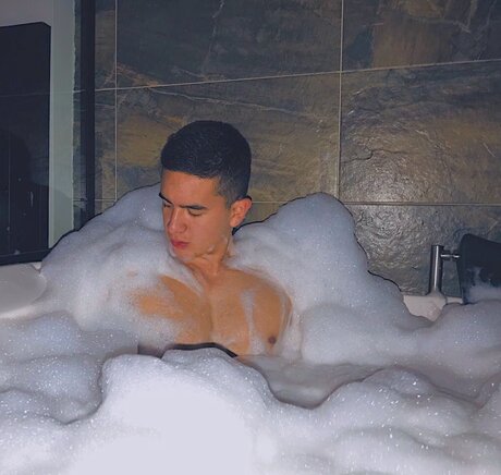 Tadeo Garzon naked star image