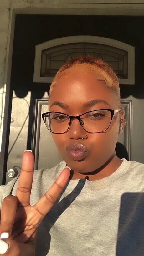 adorelucyy_ xxx pornstar image