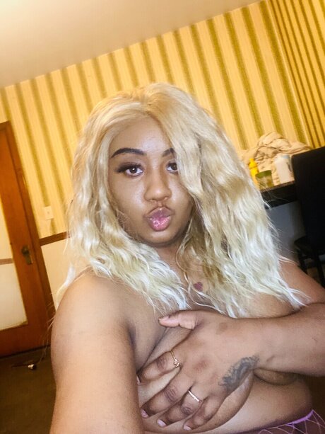 Raerose porn model photo