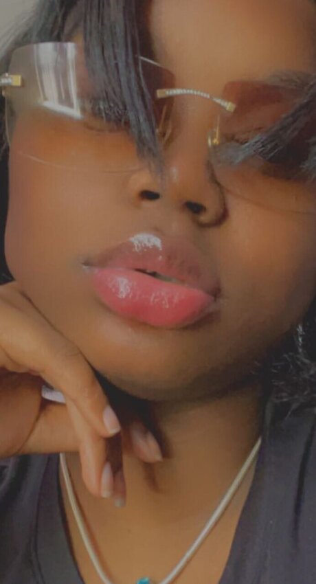 Naomi_ adult model pic