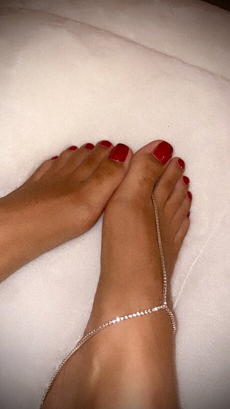 RealiableQueen naked model picture