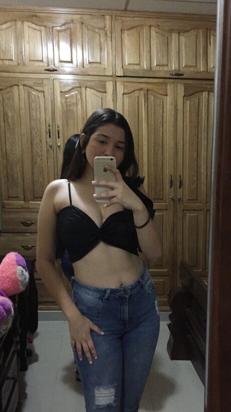 Lunita Caliente model top picture