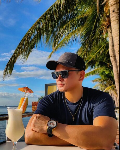 Droits model adult galleries