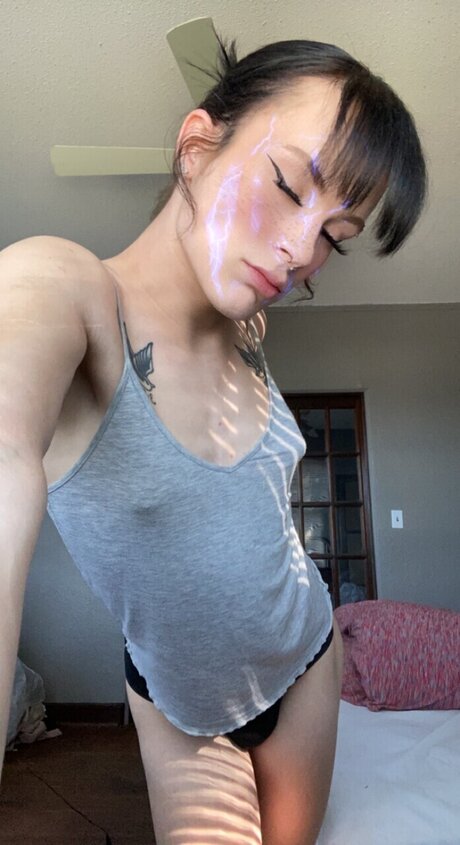 QveenV high quality model photos