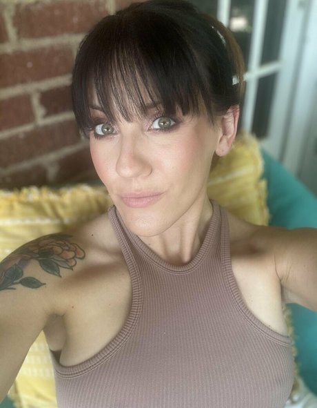 onegoodbumblebee model sexy image