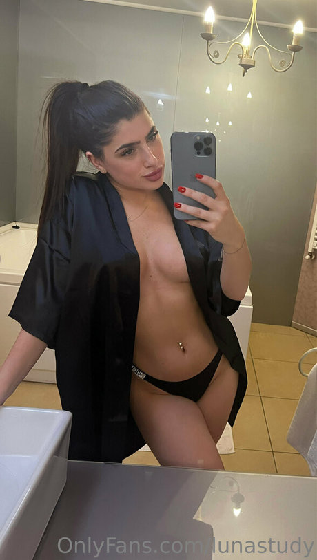 fingering squirt onlyfans pornographic img