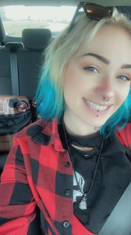 Misslavey666 model porn image