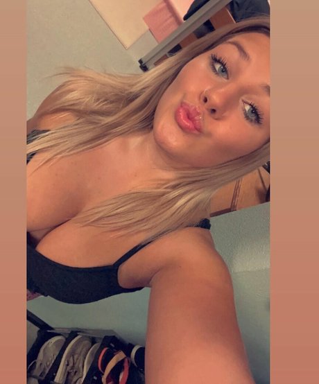 Mackenzie Spohn model porn image