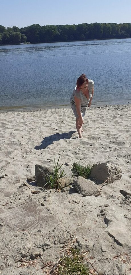 lealadyfree model top image