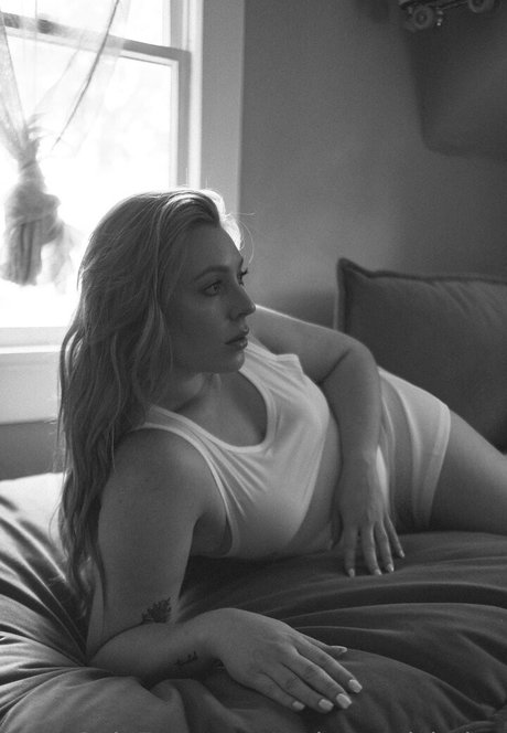 Sarah Can model art photo