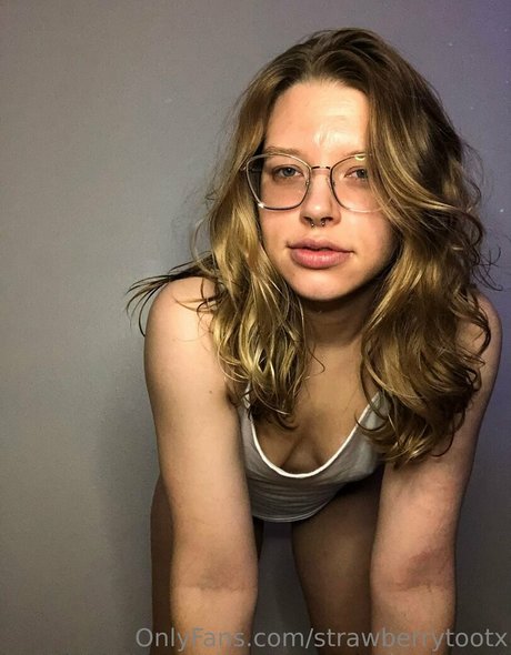 strawberrytootx model exclusive picture