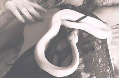 artnvenom model beautiful pic