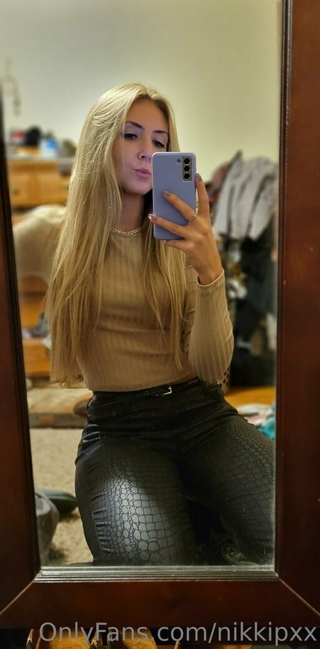 Nikkipxx nude pornstar pics