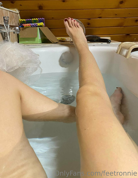 feetronnie star pornographic picture