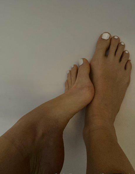 feetronnie top model pic