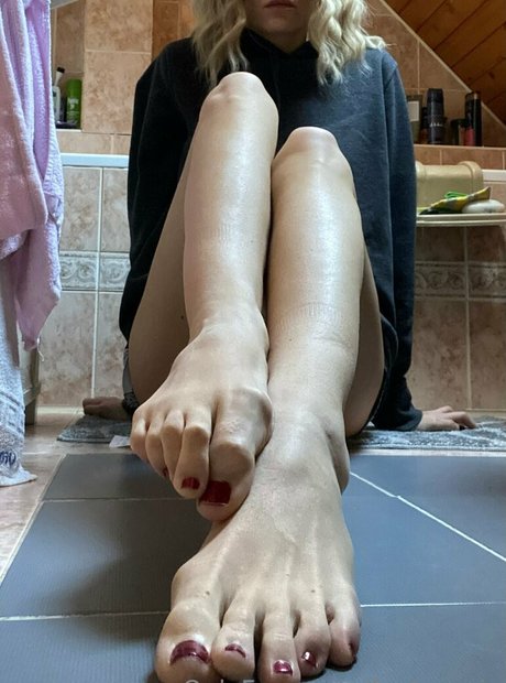 feetronnie sex model photos