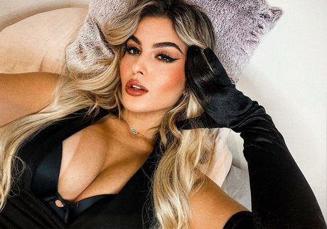 Sthefany Oliveira star top gallery