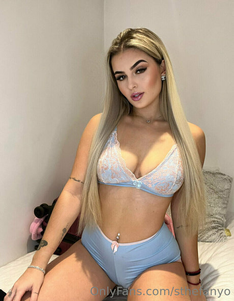 Sthefany Oliveira model adult pic