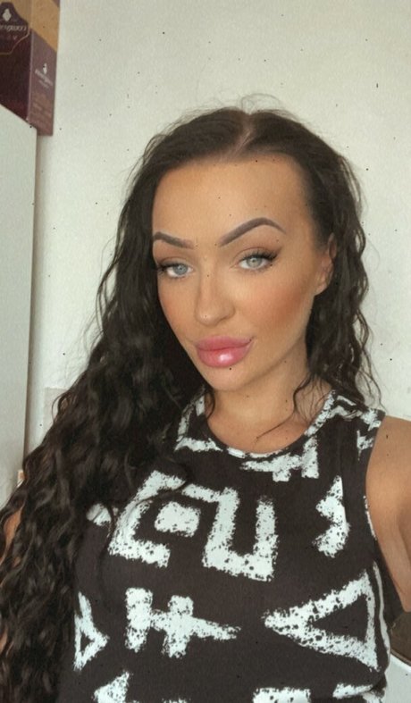 uksophiasnow model picture