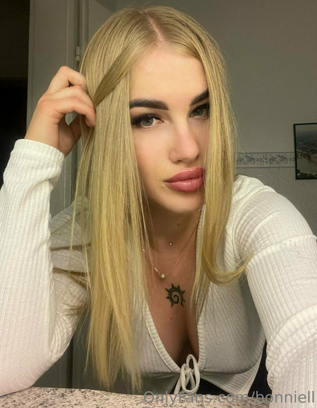 bonniell sex model image