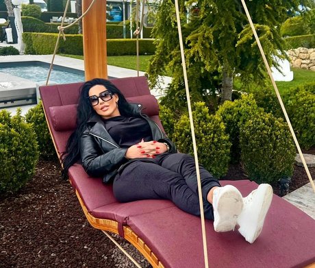 Onlyheni model art gallery