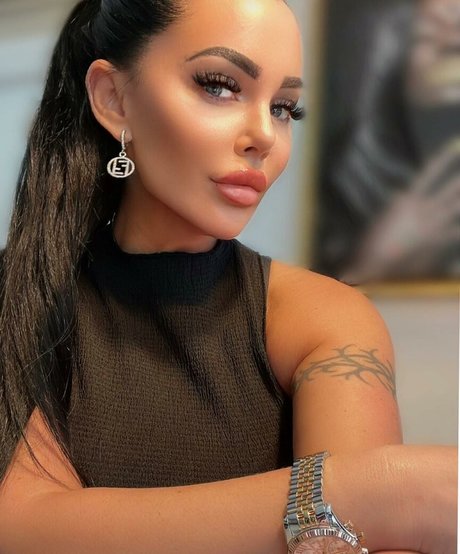 Onlyheni model porn photos