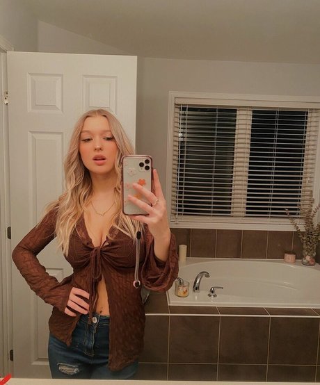 Emma Welyki model nudes images