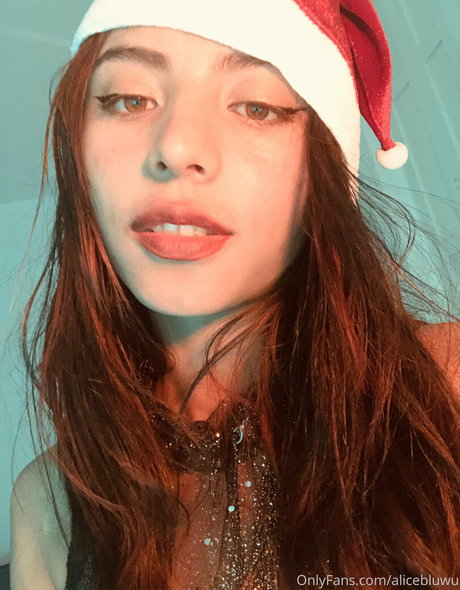 alicebluwu model naked pic