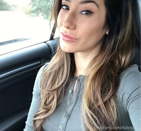 fallinlovia beautiful pornstar image