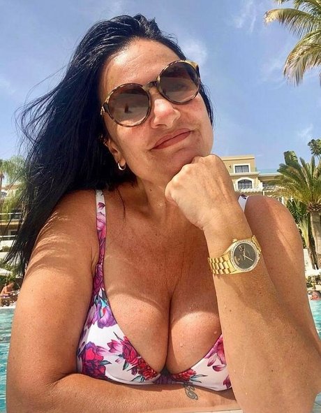 Angela Cavagna star sexy img