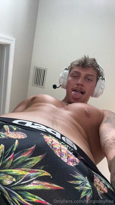 hungodeyfree star naked picture