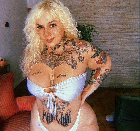 Lulu Avalloni sex model pics