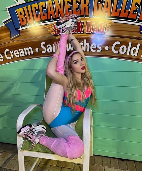 Anna Contortionist exclusive star picture