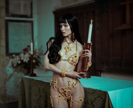 Saich0tic model top pic