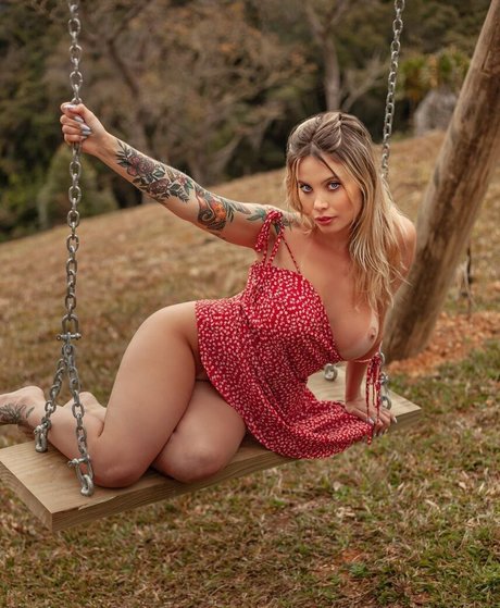 Gi Genesini model sexy gallery