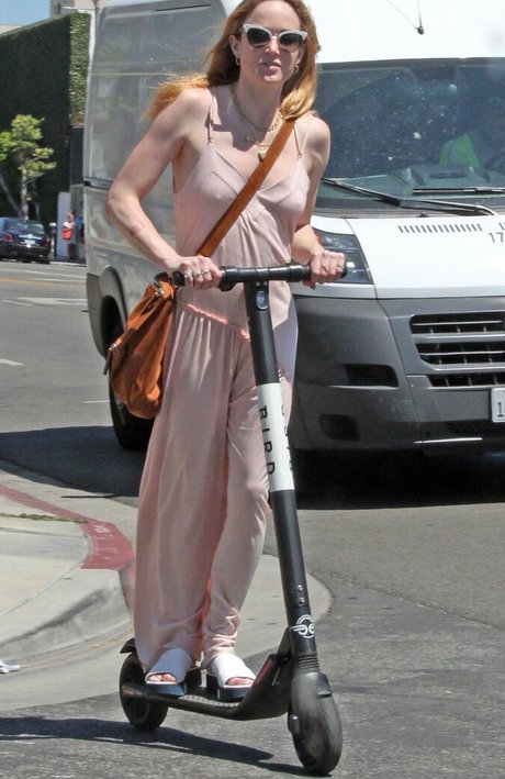 Caity Lotz star naked pic