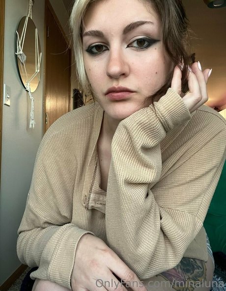 minaluna nude model pics