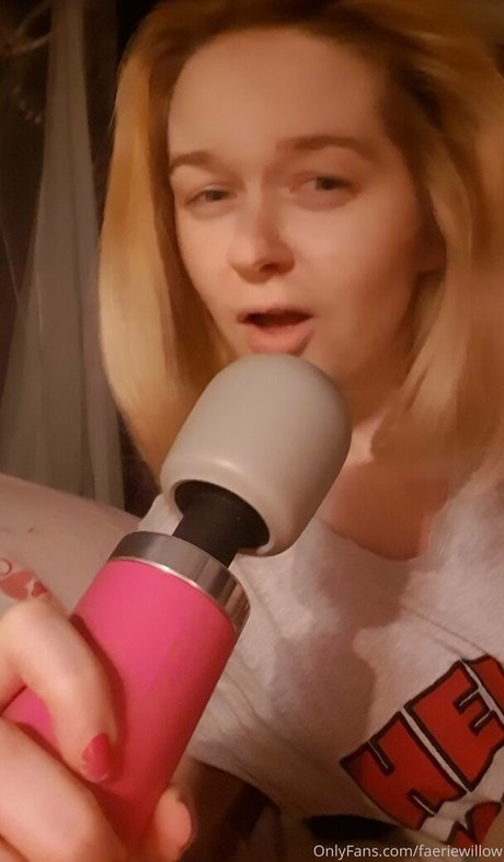 faeriewillow model naked photo