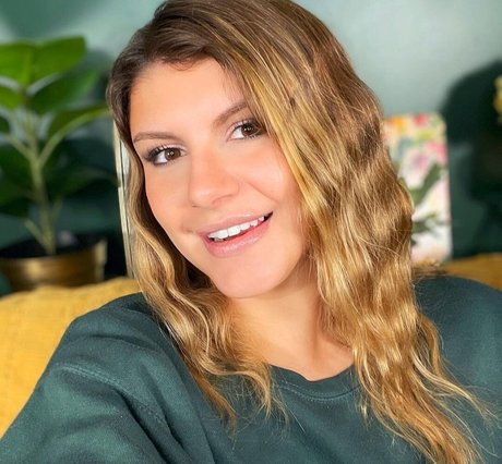 Ashley Elizabeth pretty actress galleries