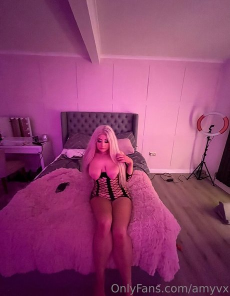 Amyvx star top image