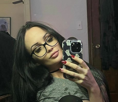 Mila Moore Profile pic