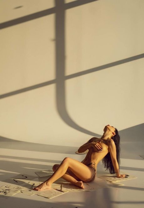 Mila Moore high quality model img