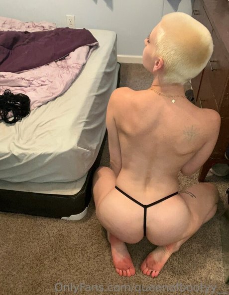 queenofbootyy__ star naked pic