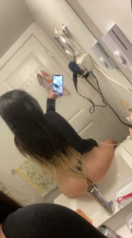 lilshitterpoopie erotic model picture