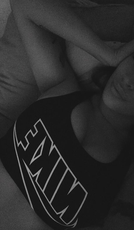 belonly art model photos