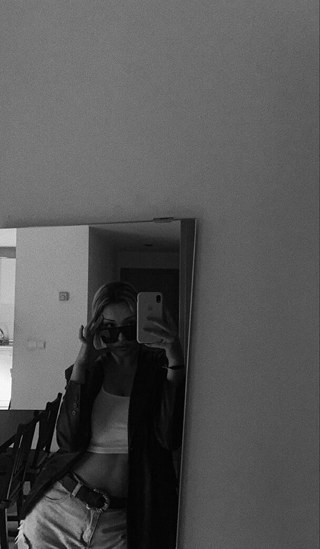 belonly beautiful model image