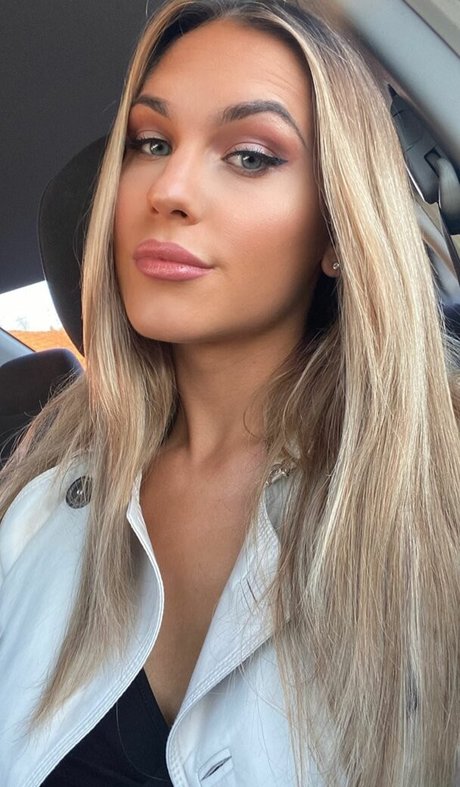 Dezmin Schubel model top images